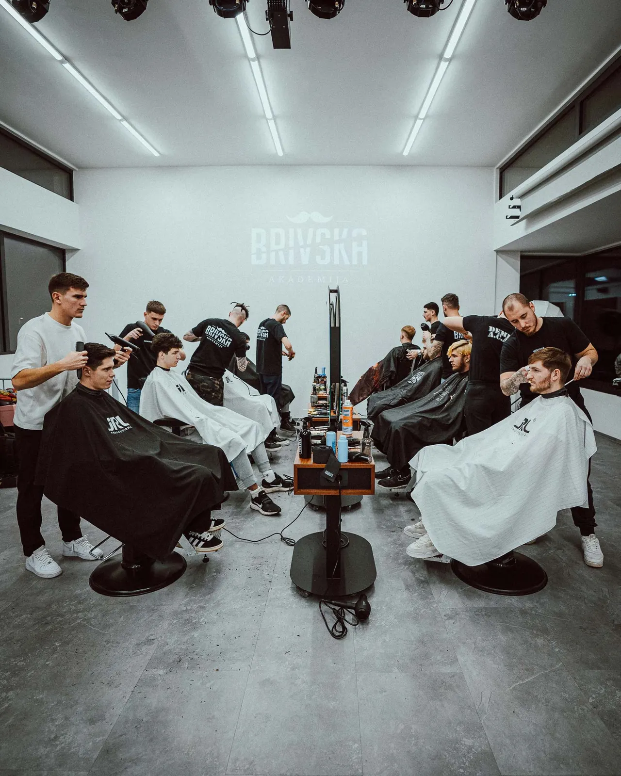 International Barber University — spletna stran